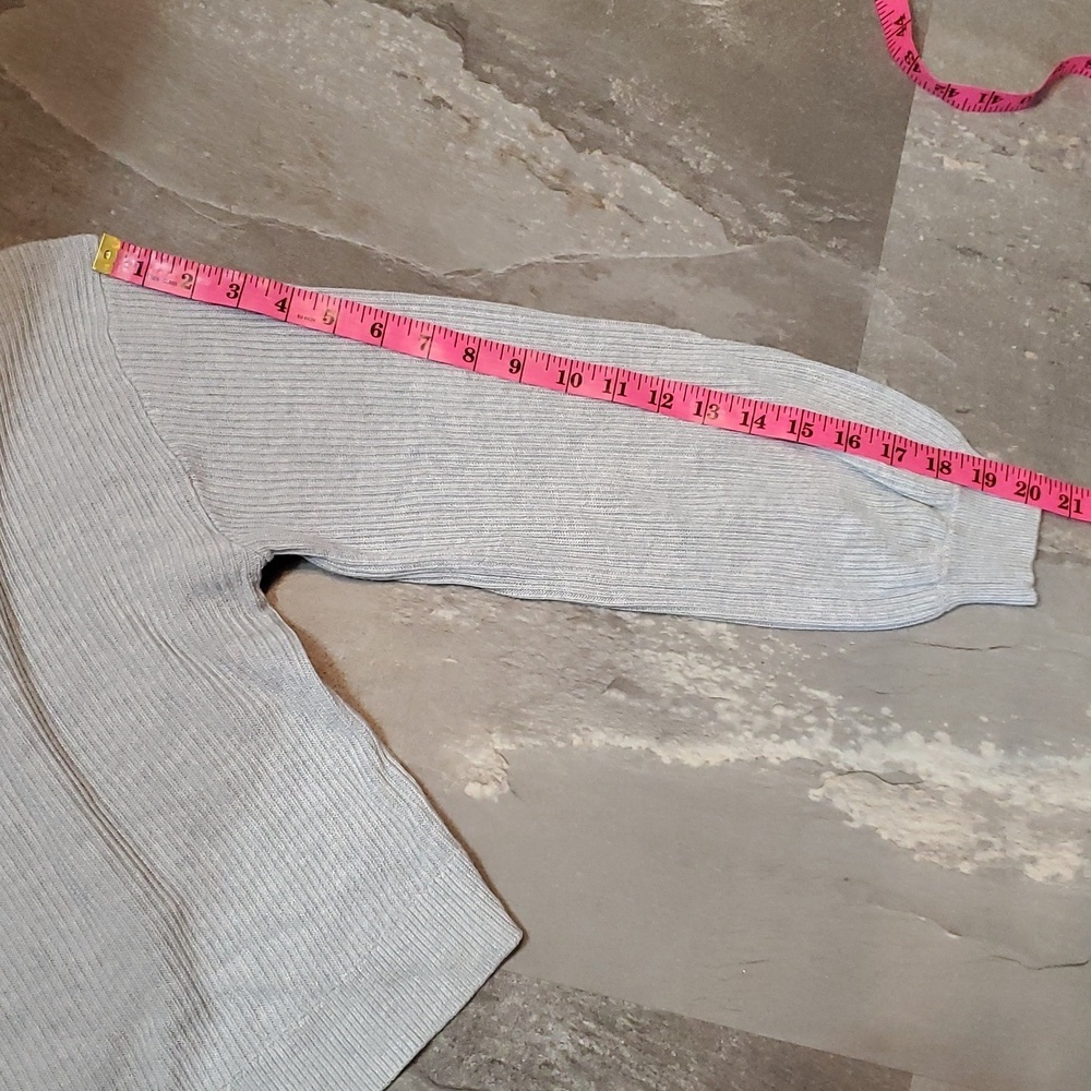 NWOT Lululemon Reversible Crossover Sweater. Heathered Core Ultra Light Grey. 4. - Picture 10 of 10
